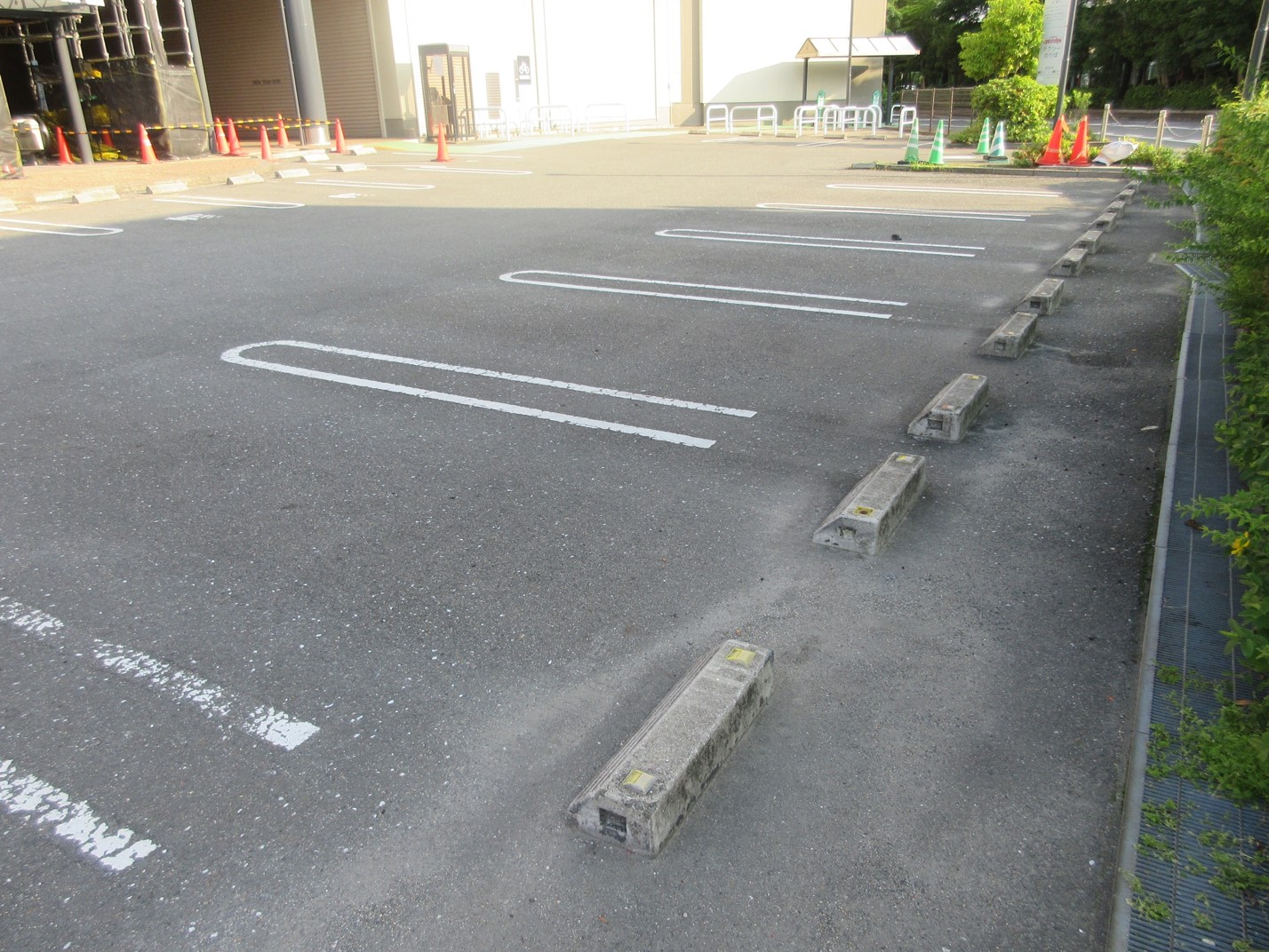 「京都府某商業施設」駐車場舗装工事　施工前画像