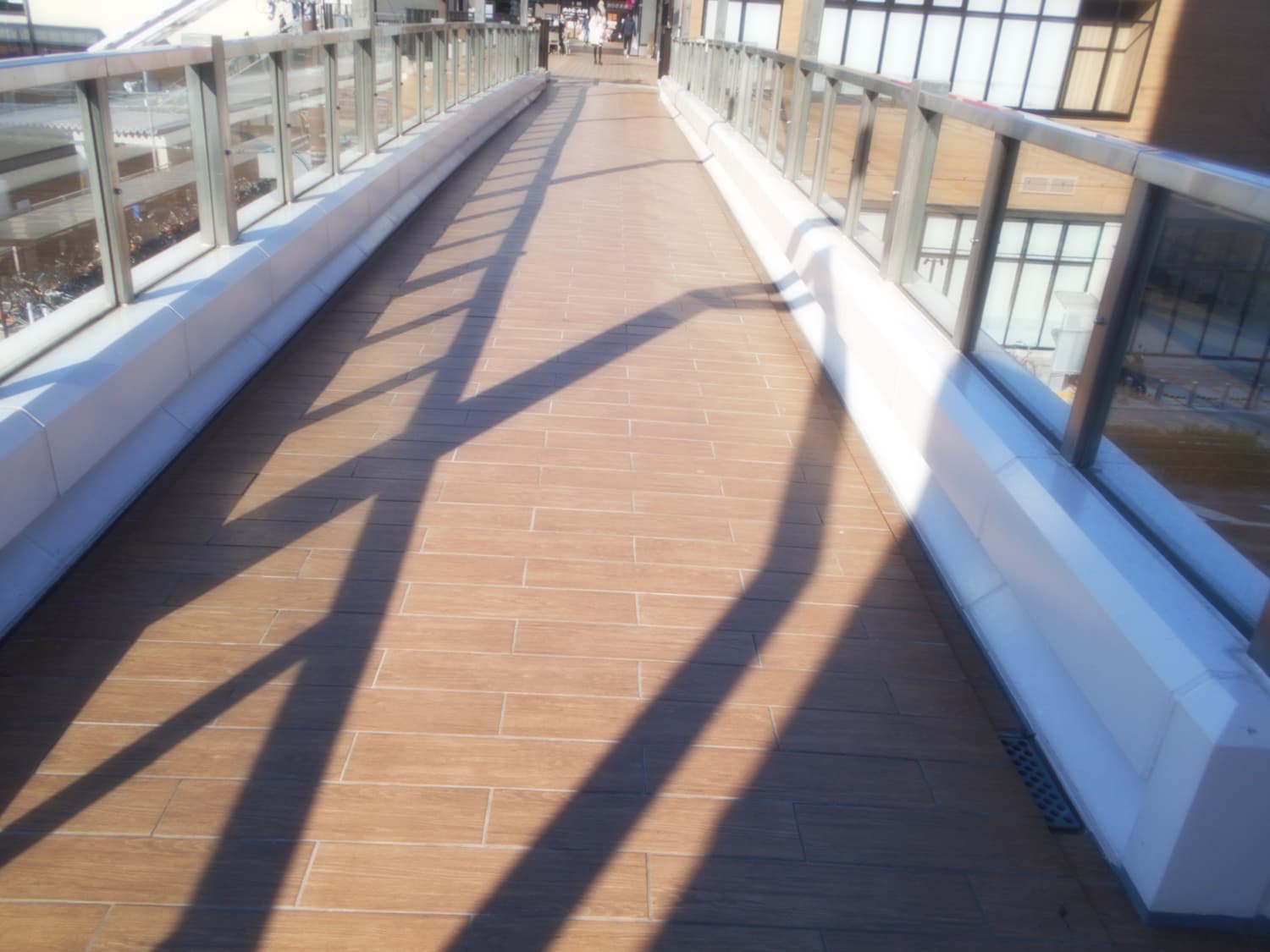 「堺市某商業施設歩道橋」塗装・防水・タイル工事　施工後画像